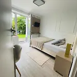 I Ula Z Pieknym Ogrodem I Sniadaniami 홈스테이