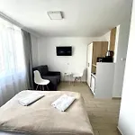 I Ula Z Pieknym Ogrodem I Sniadaniami 홈스테이