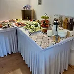I Ula Z Pieknym Ogrodem I Sniadaniami