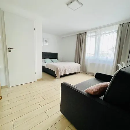 民宿 Goscinne I Ula 尤斯托尼莫斯基