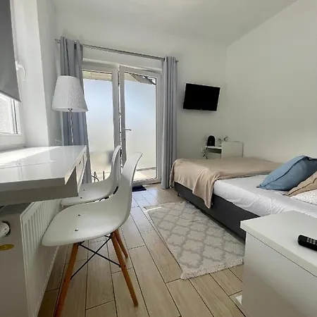 民宿 Goscinne I Ula 尤斯托尼莫斯基