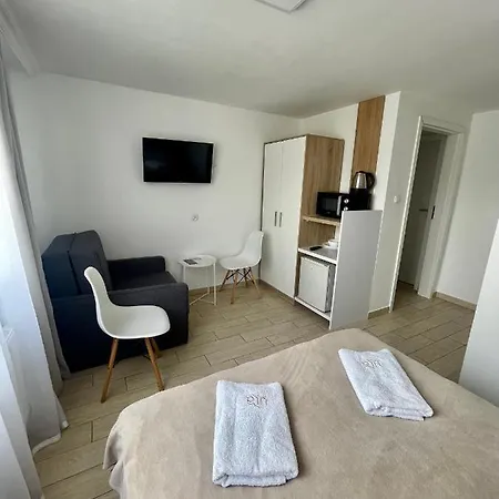 Goscinne I Ula * 尤斯托尼莫斯基