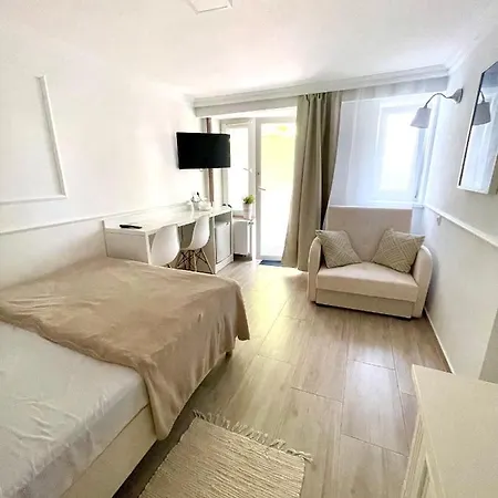 Goscinne I Ula * 尤斯托尼莫斯基