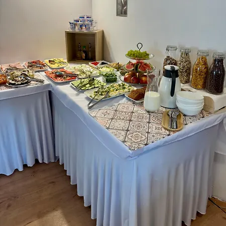 I Ula Z Pieknym Ogrodem I Sniadaniami