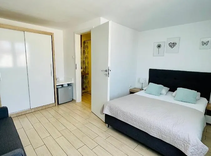 Goscinne I Ula אוסטרוני מורסקי