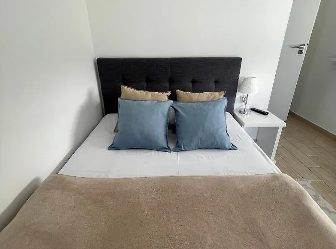 Goscinne I Ula אוסטרוני מורסקי